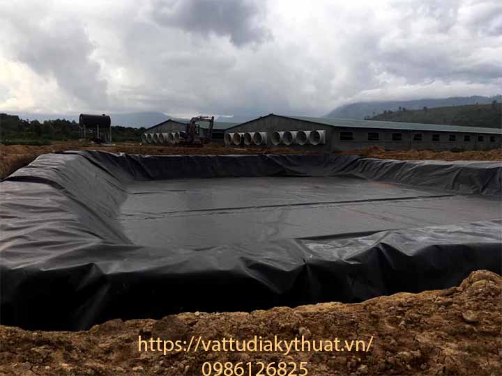 Công tác trển khai thi công bạt lót hồ chứa nước tại Kon tum được tiến hành kahanr trương