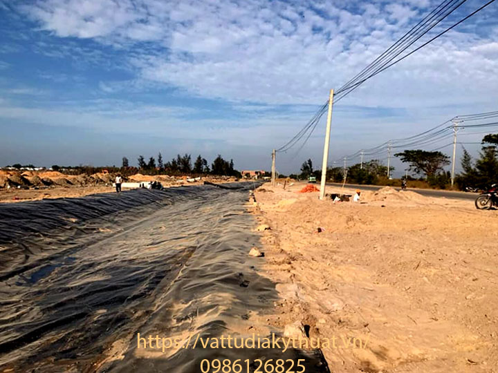 Sử dụng màng chống thám HDPE lót suối nước nhân tạo khu nghỉ dưỡng tại bình thuận