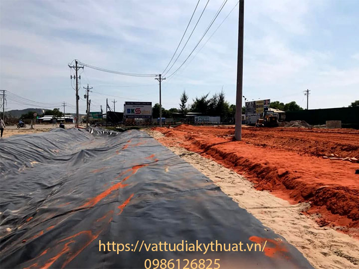 Công tác thi công lót suối nước nhân tạo khu nghỉ dưỡng bằng bạt nhựa HDPE tại bình thuận