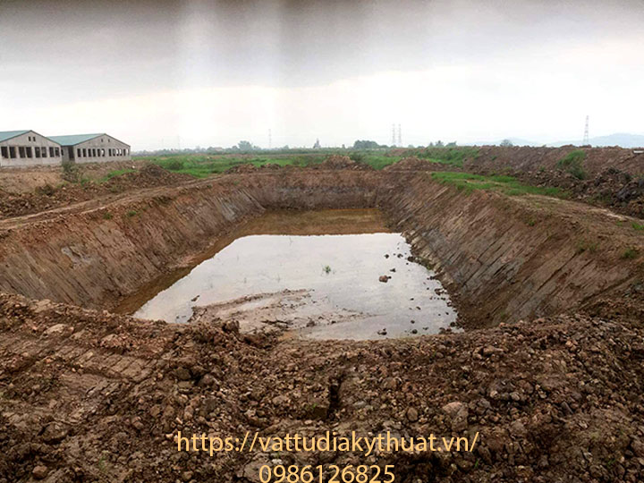 Chuản bị mặt bằng khu vực thi công hệ thống biogas bằng màng chống thấm HDPE tại hải Dương