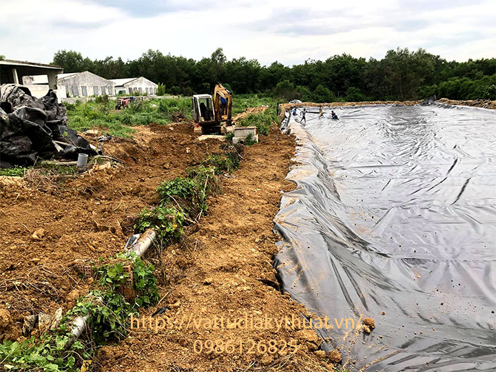 Một góc ocong trình thi công hệ thống biogas bằng màng chóng thấm HDPE tại bình Dương