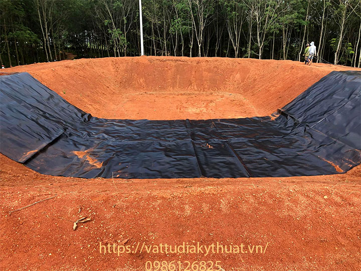Công tác thi công kéo trải bạt được tiến hành khẩn trương đẻ công trình được sớm hoàn thành