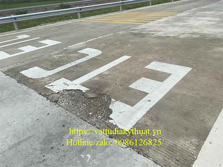 Vị trí bong tróc mặt đường bê tông xi măng trên cao tốc Diễn Châu- Bãi Vọt